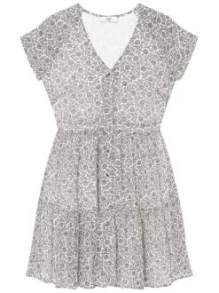 Robe courte blanche fleurie avec une coupe ample un col V et à manches courtes