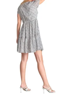 Robe courte blanche fleurie avec une coupe ample un col V et à manches courtes