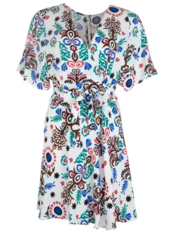 Robe courte blanche imprimée avec une coupe droite et un col v