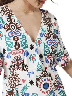 Robe courte blanche imprimée avec une coupe droite et un col v