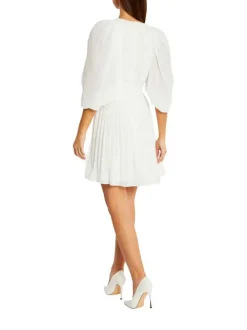 Robe courte blanche à manche 3/4 unie à coupe plissée et un col en v