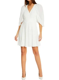 Robe courte blanche à manche 3/4 unie à coupe plissée et un col en v