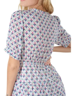 Robe courte blanche motif fleur géométrique à coupe évasée et col cache-coeur