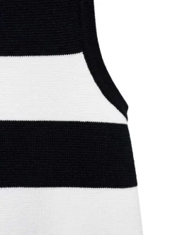 Robe courte blanche rayée en noir avec une coupe droite à col rond