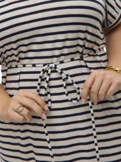 Robe courte blanche à rayures bleues marine avec une coupe droite fluide