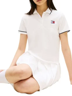 Robe courte blanche unie avec une coupe trapèze et un col polo
