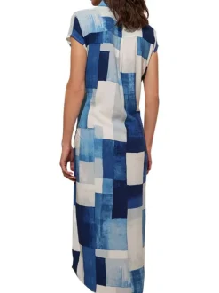 Robe courte bleu avec des motifs à carreaux une coupe droite et un col à revers