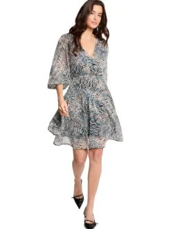 Robe courte bleue animalier avec une coupe cintrée et un col V avec boutons