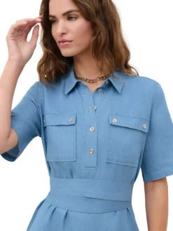 Robe courte bleue à coupe droite pourvue d'un col à revers et de manches courtes