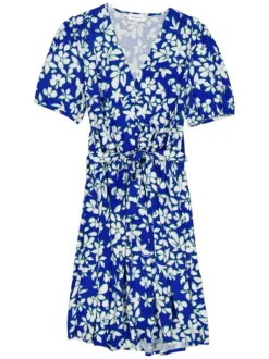 Robe courte bleue fleuri avec une coupe fluide un col v et à manches courtes