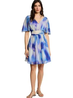 Robe courte bleue à imprimé avec une coupe cintrée et des manches courtes