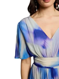 Robe courte bleue à imprimé avec une coupe cintrée et des manches courtes