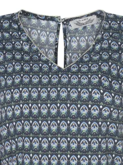 Robe courte bleue imprimée avec une coupe droite à col v et une ceinture