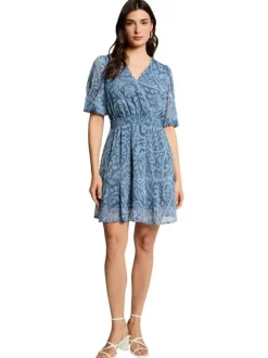 Robe courte bleue à motif floral avec une coupe cintrée et un col croisé