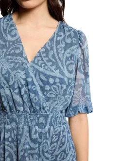 Robe courte bleue à motif floral avec une coupe cintrée et un col croisé