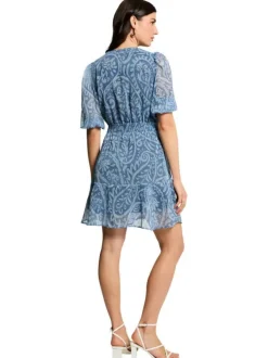 Robe courte bleue à motif floral avec une coupe cintrée et un col croisé