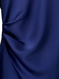 Robe courte bleue unie pourvue d'une coupe ajustée et d'un col montant