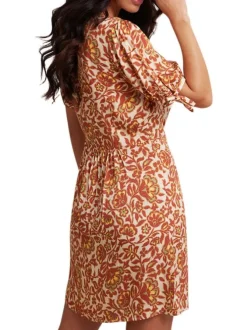 Robe courte brique fleurie à coupe droite avec un col v et des manches courtes