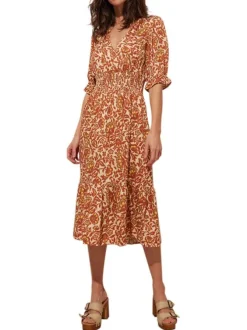 Robe courte brique fleurie à coupe droite avec un col v et des manches courtes