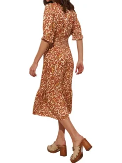 Robe courte brique fleurie à coupe droite avec un col v et des manches courtes