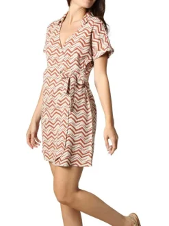 Robe courte cache-coeur rouille imprimée avec un col v décolleté à revers