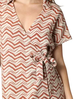 Robe courte cache-coeur rouille imprimée avec un col v décolleté à revers