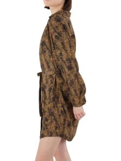 Robe courte caramel imprimé moucheté avec une coupe courte et un col v à revers