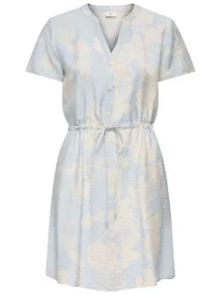 Robe courte ciel floral avec une coupe ajustée et un col tunisien