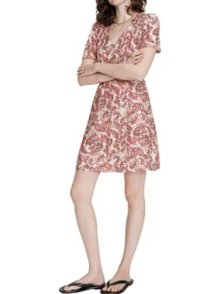 Robe courte corail avec des motifs floraux et une coupe droite