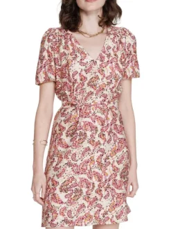 Robe courte corail avec des motifs floraux et une coupe droite