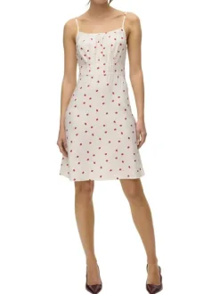 Robe courte écrue avec des motifs de fraises une coupe droite et un col carré