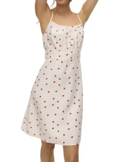 Robe courte écrue avec des motifs de fraises une coupe droite et un col carré