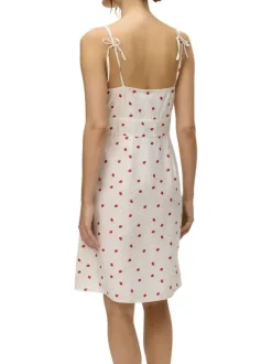 Robe courte écrue avec des motifs de fraises une coupe droite et un col carré