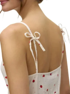 Robe courte écrue avec des motifs de fraises une coupe droite et un col carré