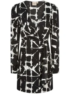 Robe courte écrue imprimée avec une coupe droite et un col v à manches longues
