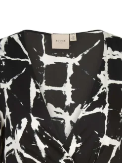 Robe courte écrue imprimée avec une coupe droite et un col v à manches longues