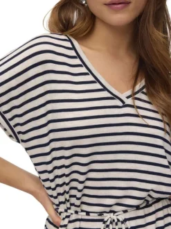 Robe courte écrue à rayures bleues marine avec un col v et un lien à la taille