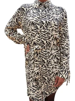 Robe courte écrue zébré avec une coupe fluide et un col français