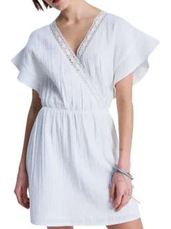 Robe courte en coton biologique blanche pourvue d'une coupe cintrée