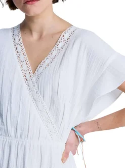 Robe courte en coton biologique blanche pourvue d'une coupe cintrée
