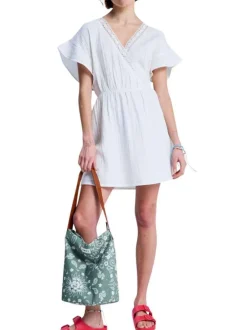 Robe courte en coton biologique blanche pourvue d'une coupe cintrée