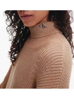 Robe courte en coton biologique camel en maille jersey avec une coupe droite et col roulé