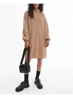 Robe courte en coton biologique camel en maille jersey avec une coupe droite et col roulé