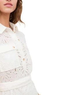 Robe courte en coton blanche pourvue d'un col à revers et de manches courtes