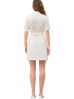 Robe courte en coton blanche pourvue d'un col à revers et de manches courtes
