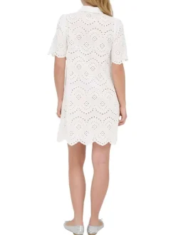 Robe courte en coton blanche unie pourvue de broderie anglaise