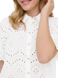 Robe courte en coton blanche unie pourvue de broderie anglaise
