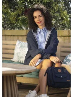 Robe courte en coton bleue à rayures avec une coupe cintrée et un col à revers