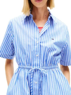 Robe courte en coton bleue à rayures avec une coupe cintrée et un col à revers