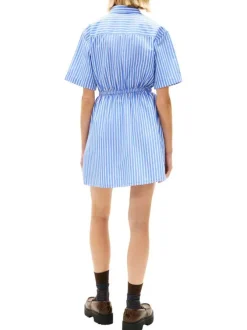 Robe courte en coton bleue à rayures avec une coupe cintrée et un col à revers